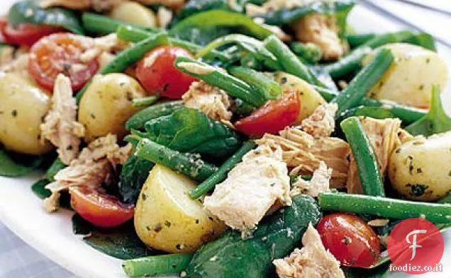 Insalata calda di patate e tonno con condimento al pesto