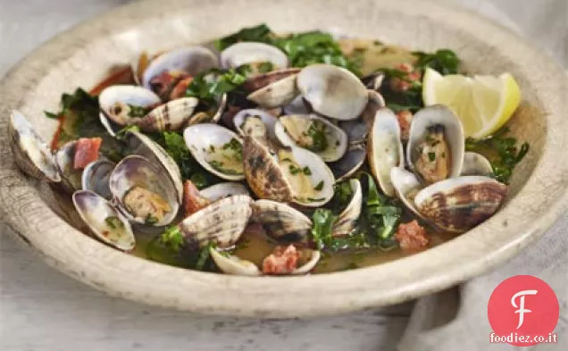 Vongole al vapore in zafferano e brodo verde primaverile