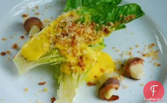 Insalata Caesar con aglio avvolto di acciughe e Sabayon al limone salato