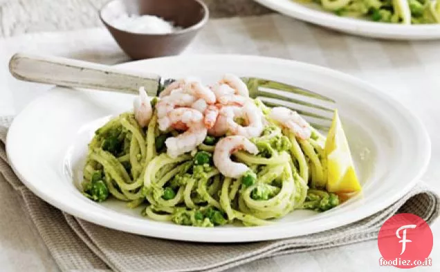 Spaghetti al pesto di piselli e gamberi