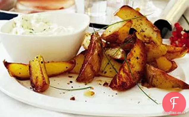 Bucce di patate croccanti con salsa di erba cipollina cremosa