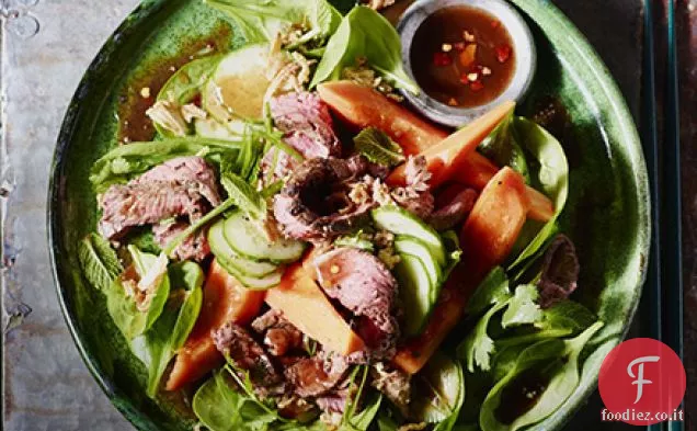 Insalata di manzo e papaya scottata con salsa di soia al tamarindo