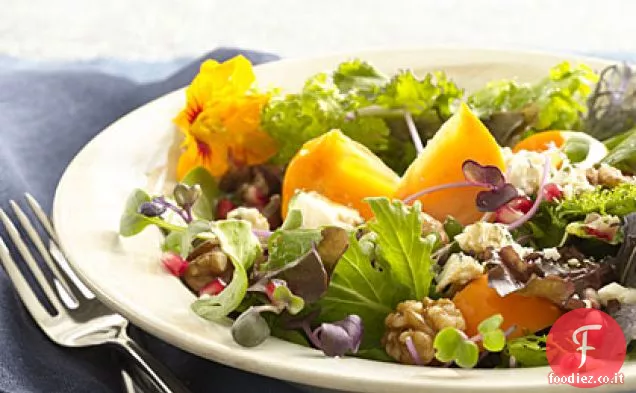 Insalata di cachi e formaggio blu con noci