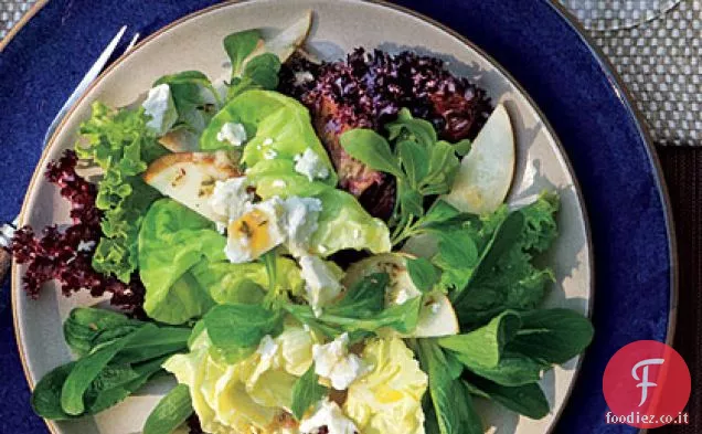 Insalata mista di lattuga, pera e formaggio di capra con condimento agli agrumi