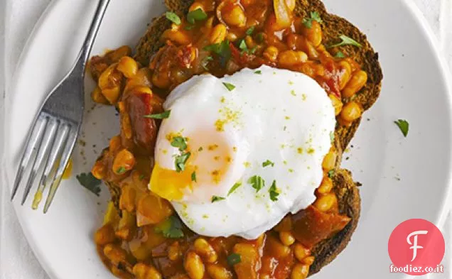 Fagioli piccanti su pane tostato