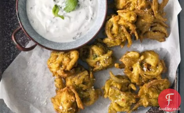 Cipolla rossa e peperoncino bhajis con menta e aglio raita