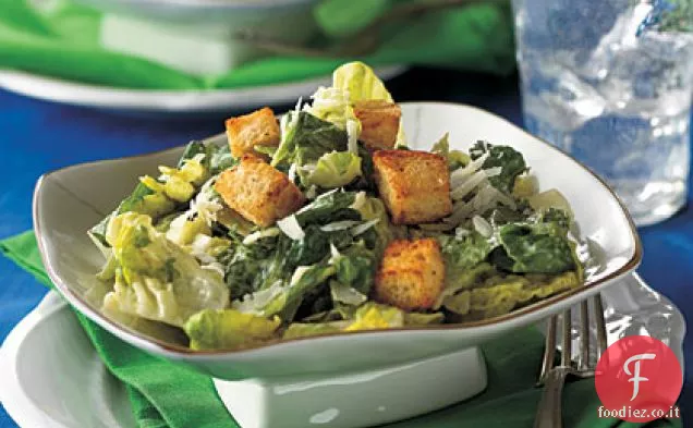 Insalata Caesar cremosa con crostini piccanti