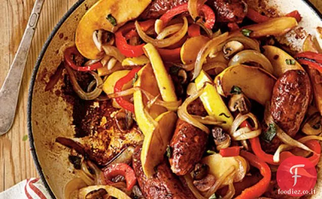 Salsicce arrostite in padella con mele, cipolle e salvia