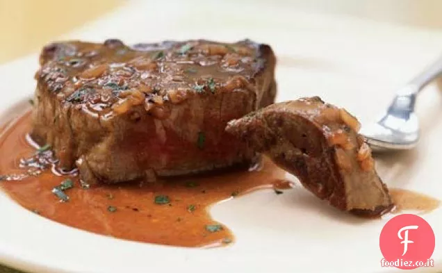 Bistecche di filetto di manzo con salsa di dragoncello al vino rosso