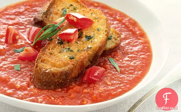 Zuppa di dragoncello al pomodoro refrigerata con crostini di pane