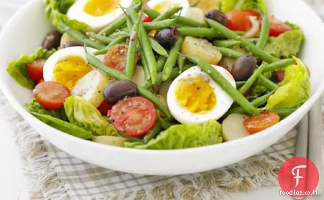 Insalata estiva con condimento di acciughe