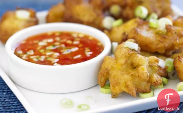 Torte di granchio e mais con salsa di immersione al peperoncino