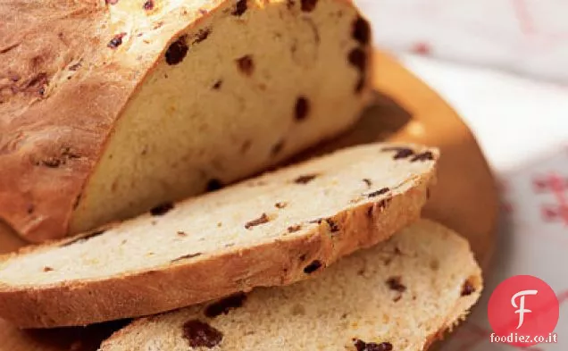 Pane per la colazione allo zafferano e uva passa