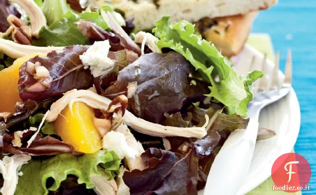 Insalata di pollo arrosto con pesche, formaggio di capra e noci pecan