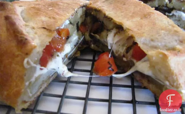 Melanzane alla griglia, cipolla e pepe rosso ripieni di pane