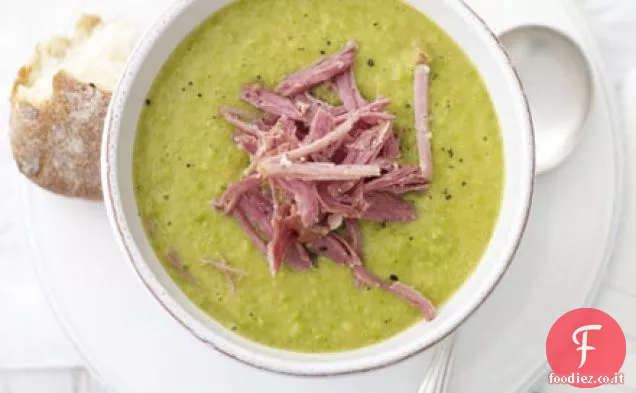 Zuppa di prosciutto affumicato di piselli e piselli verdi