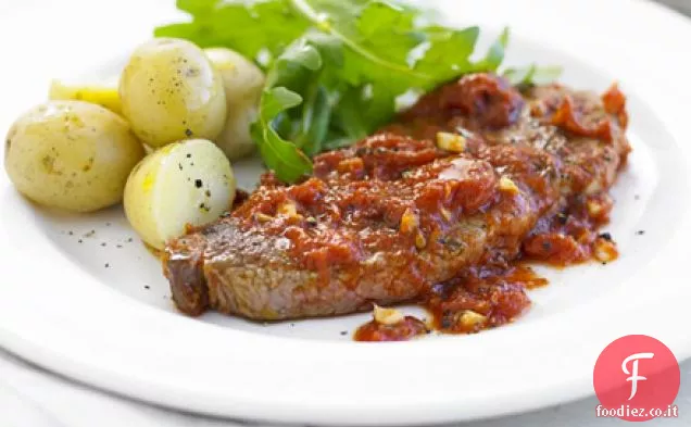 Bistecche di controfiletto con salsa pizzaiola