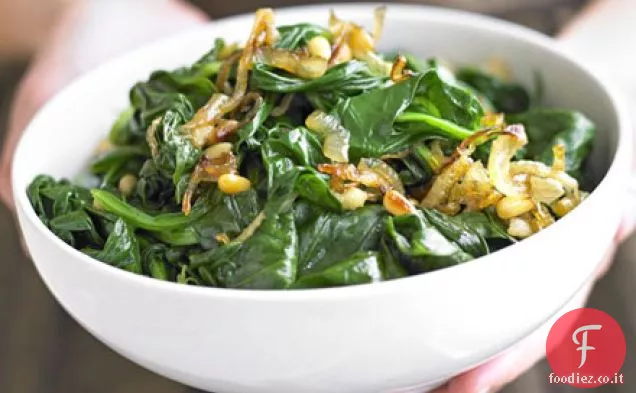Spinaci con cipolle e pinoli