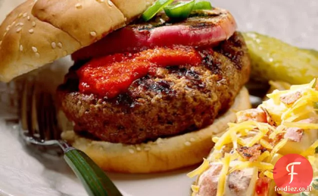 Jalapeño-Hamburger ripieni con ketchup al peperone arrosto