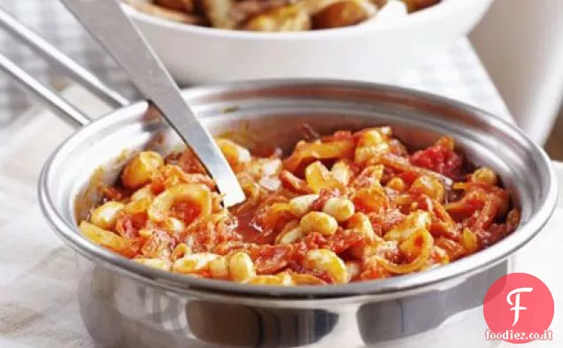 Fagioli migliori del forno con spicchi piccanti