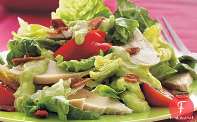 Insalata di pollo BLT con salsa cremosa di melone con avocado e corna