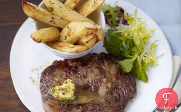 Costolette con burro di peperoncino e patatine fatte in casa