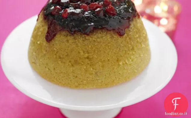 Pud coronato di mirtilli con crema al cioccolato bianco