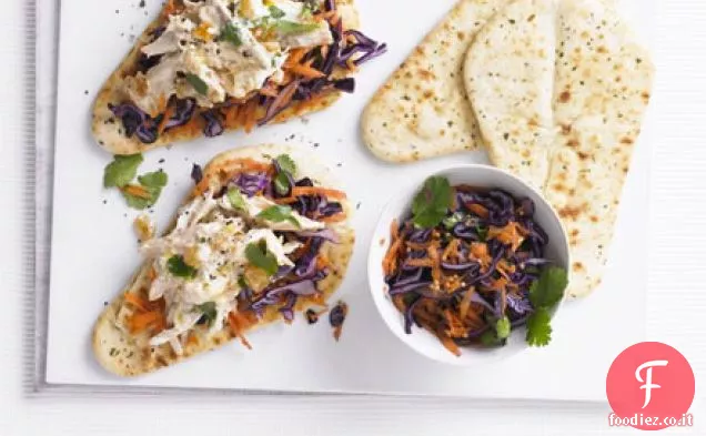 Incoronazione di pollo naans con indiano slaw