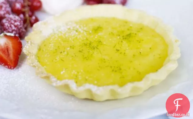 Crostate di cagliata di lime con frutti di bosco estivi