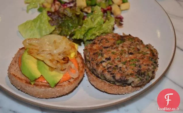 Hamburger di fagioli neri con salsa di pepe rosso affumicato