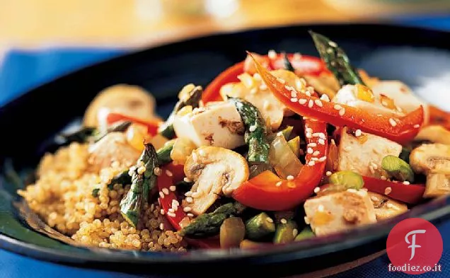 Tofu, asparagi e pepe rosso Saltate in padella con quinoa