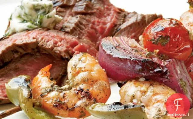 Spiedini di gamberi marinati allo zenzero e lime con bistecca di fianco alla griglia e burro di coriandolo