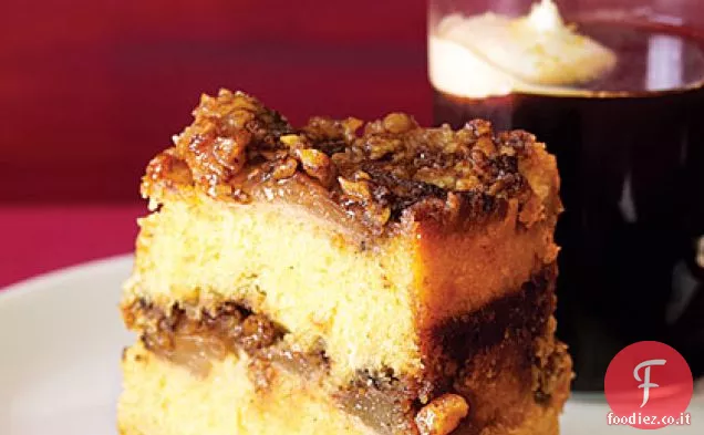 Torta al caffè con panna acida capovolta con pere arrostite allo sherry