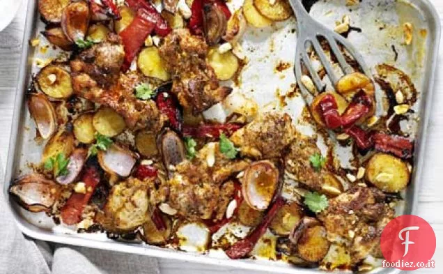 Traybake di pollo, pepe rosso e mandorle