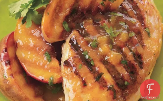 Pollo alla griglia e pesche con salsa Chipotle-pesca