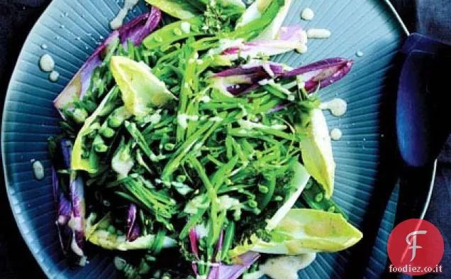 Indivia e piselli schioccati con condimento di parmigiano