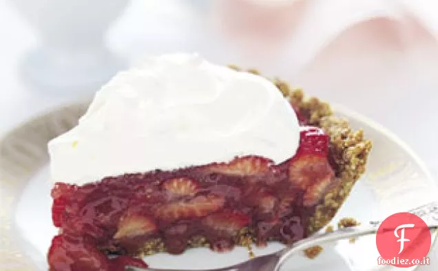 Torta di gelato alla fragola con crosta di mandorle