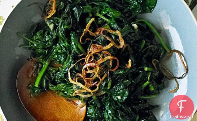 Spinaci con scalogni fritti