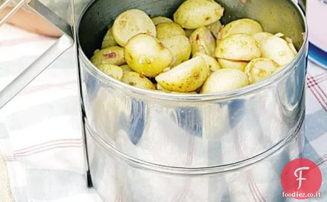 Insalata di patate con condimento di cipolla dolce