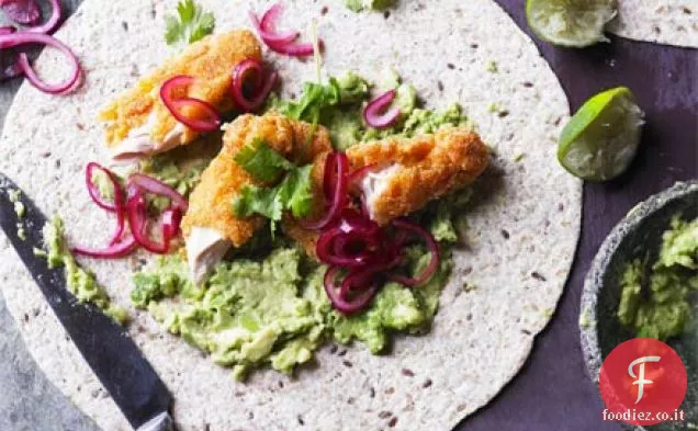 Avocado fracassato con pollo croccante, cipolle sottaceto e tortillas
