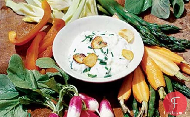 Salsa di aglio arrosto con piatto di verdure