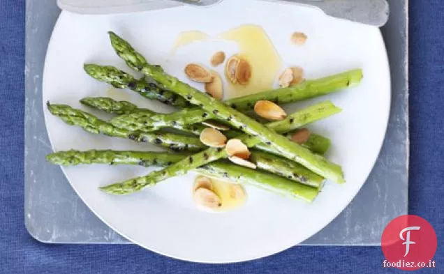 Asparagi alla griglia con scaglie di mandorle e burro