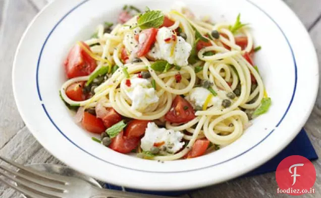 Pasta con mozzarella, menta e salsa di pomodoro fresco