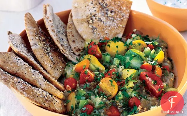 Insalata di melanzane arrosto con patatine pita e salsa allo yogurt