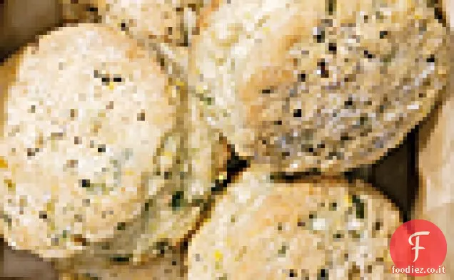 Biscotti al latticello con cipolle verdi, pepe nero e sale marino