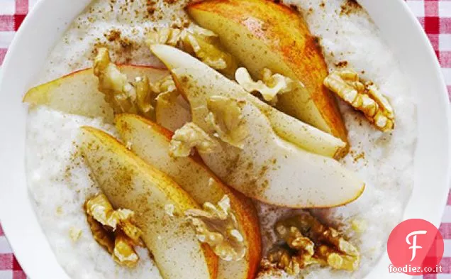 Porridge di yogurt cremoso con pera, noce e cannella topping