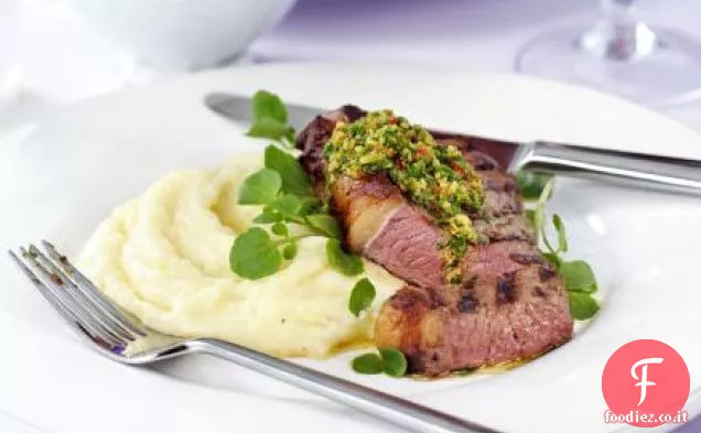 Bistecca alla griglia con crescione, nocciola e pesto di peperoncino rosso