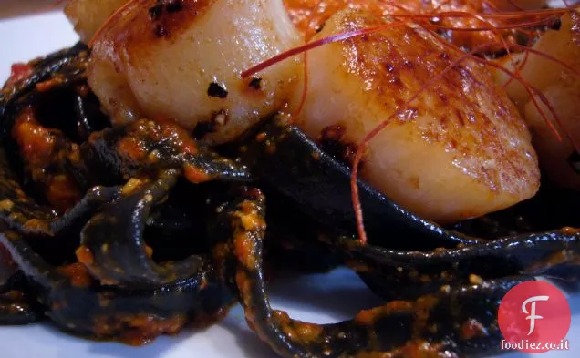 Tagliatelle Nero Di Seppia Con Pesto al Pepe Rosso Arrosto e Scal