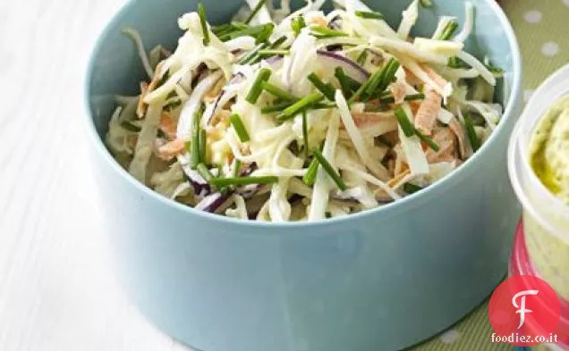 Insalata di cavolo al formaggio e erba cipollina