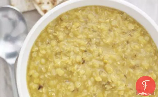 Zuppa piccante di lenticchie rosse con formaggio chapatis